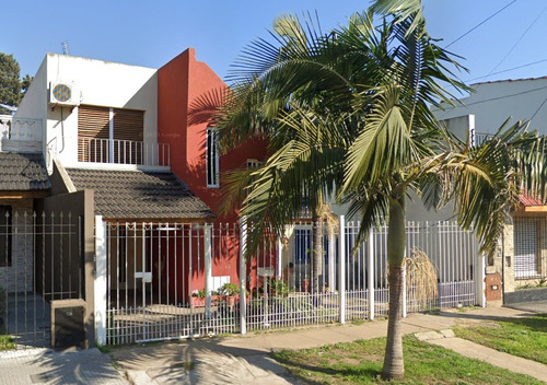 Casa Con Quincho, Garaje Y Patio Ubicada En Villa Luzuriaga, Partido De La Matanza. 