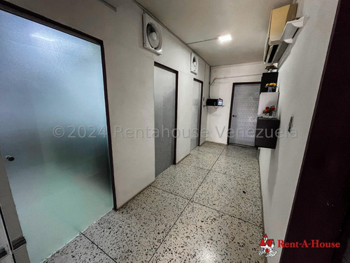 María Martínez Alquila Espacioso Local Comercial, Al Este De Barquisimeto, Piso De Granito, Ideal Para Centro Médico, Brinda Seguridad, Fácil Acceso.