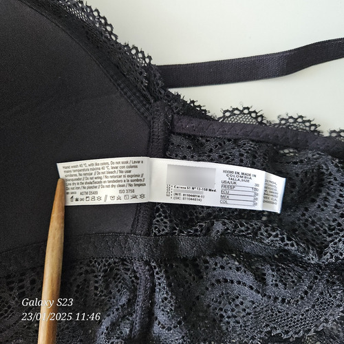 Bralette Triangular Con Base Y Espalda Anchas En Encaje