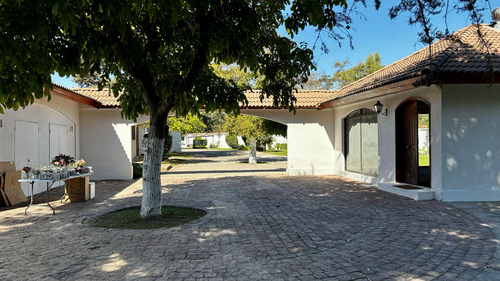 Venta De Espectacular Propiedad En Pirque. Gran Casona, Ubic