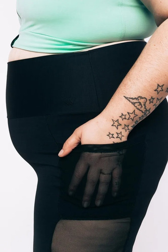 Imagem 2 de 7 de Legging Com Bolso Plus Size Emana Preto Wonder Size