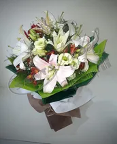 Comprar Ramo Con Lirios Lilium Blancos. Ramo De Flores A Domicilio 