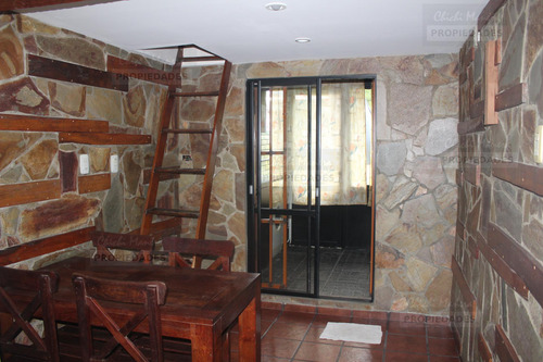 Casa De 2 Dormitorios, 2 Baños, Con Garage, Pileta De Natación Y Parrilla