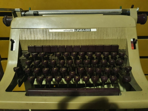 Máquina De Escribir Olivetti Línea 88. Muy Buen Estado