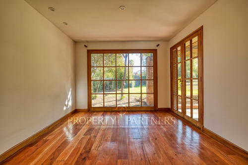 Espectacular Casa Completamente Remodelada En Sect...