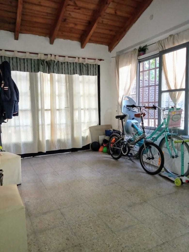 Casa De 5 Ambientes, Con Depto. Interno