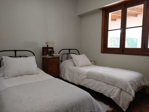 Casa Con Pileta Y Estudio - Gonnet - 4 Cuadras Rep. Niños
