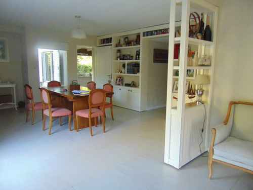Casa En Venta - 3 Dormitorios 2 Baños - 200mts2 - Azul