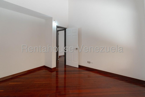 Hermosa Casa De 3 Niveles Que Brinda Tranquilidad Y Confort En Venta Ubicada En El Alto Hatillo 25-8567