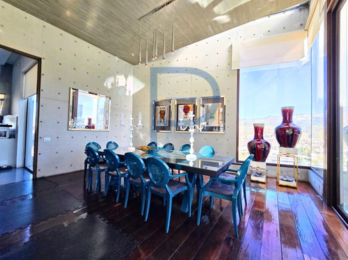 Casa Mediterránea En Prestigioso Y Seguro Condominio