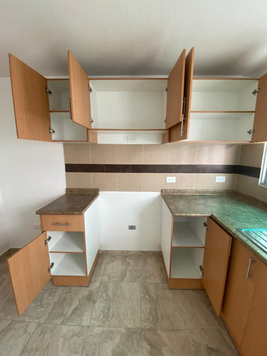 Casa Esquinera En Venta, Pomasqui - Conjunto Habitacional Villa Palermo