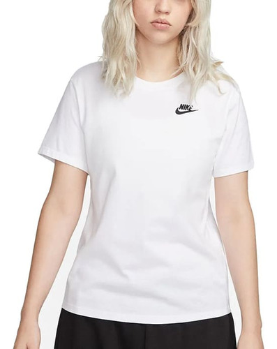 Remera Nike Sportwear Club Essentials De Mujer - Dx79 Energy