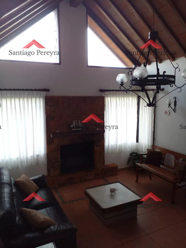 Casa En Venta 2 Dormitorios, Amplios Ambientes, Jardín Cerrado