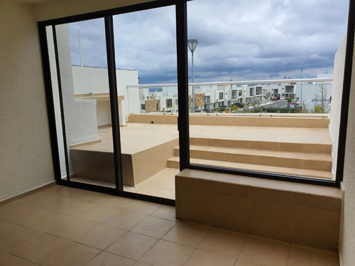 Casa A Precio De Oportunidad! 4 Recámaras, 3 Niveles, Zibatá, Qro. Am