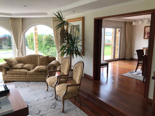 Casa Amplia, Cómoda Y En Hermosa Ubicación En Alto...