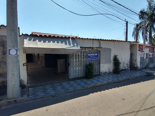 Casa 02 Dormitórios, (1 Suíte), Banheiro, Salas, Cozinha