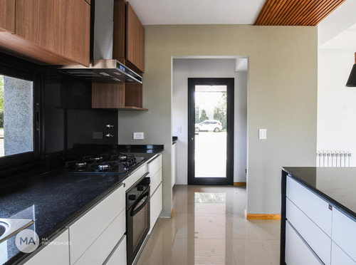 Casa 3 Dormitorios, Jardín, Piscina - Puerto Roldán Barrio Cerrado - Roldán | Venta
