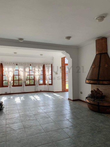 Casa De Dos Plantas Con Amplio Terreno
