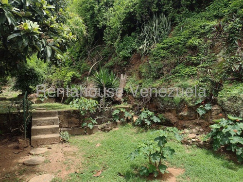Bella Casa De 2 Pisos ,bien Distribuida En Venta Ubicada En Las Acacias 25-16813