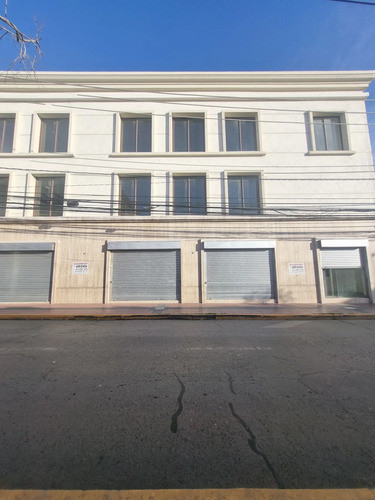 Edificio De 3 Pisos Con Locales Comerciales En Arriendo.