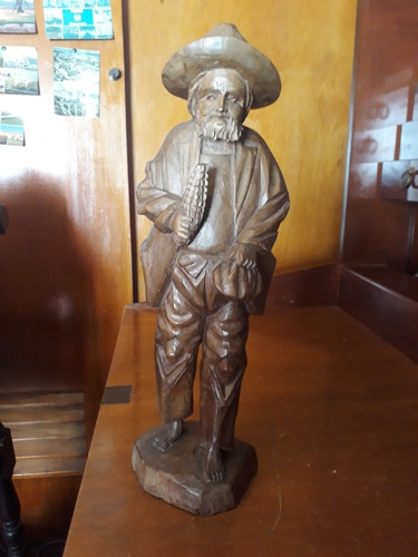 Escultura De Hombre De Madera