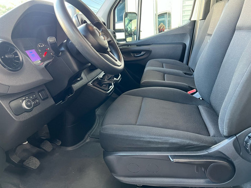 Mercedes-Benz Esprinter Truck 315 street