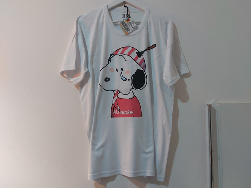 Remera Algodón Unisex Snoopy Almendra Spinetta Blanca