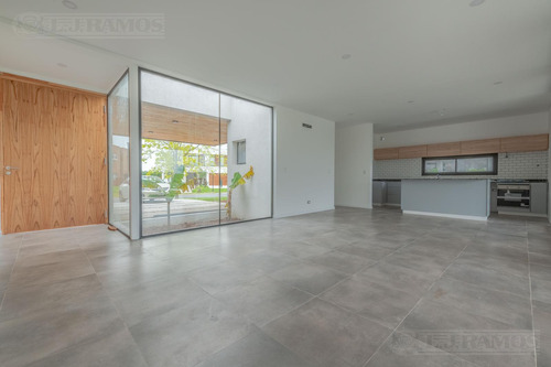 Casa 4 Ambientes En El Canton Golf - Pg