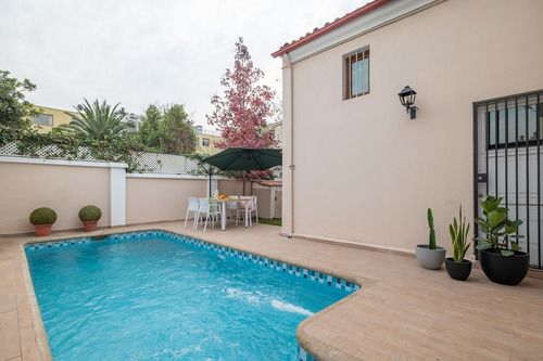 Casa Con 527 M2 De Terreno, Remodelada, Piscina, 5 Dorm.