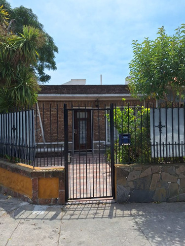 Casa En Venta De 3 Dormitorios C/ Cochera En Cerro