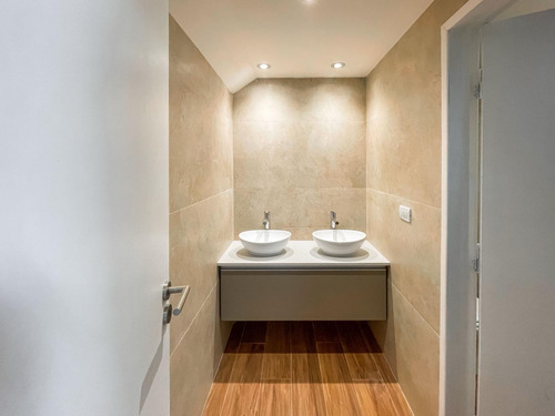 Casa En Venta - 4 Dormitorios 3 Baños - Cochera - 302,40mts2 - Mar Del Plata