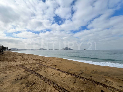 Terreno Con Construcción A Pie De Playa En Venta