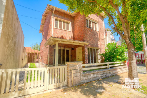 Casa En Venta 4 Ambientes, Baño Y Toilette, Cochera Y Jardín. Para Modernizar.