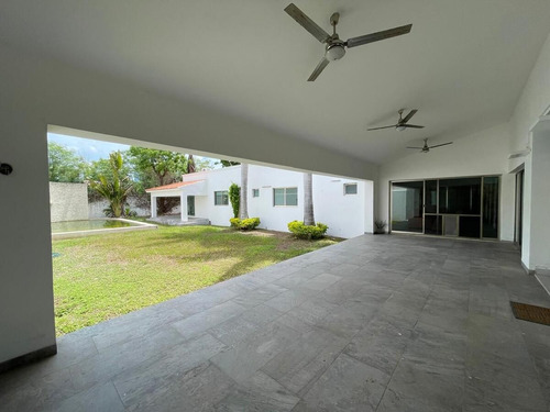 Venta Casa De Un Piso En Esquina Con Amplio Terreno, Temozon Norte