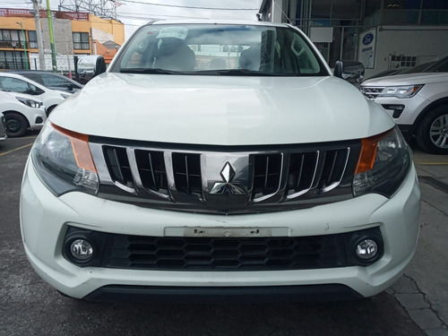 Imagen 2 de 12 de Mitsubishi L200 2018 2.4 Cabina Doble 4x2 Mt