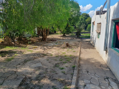 Casa De 4 Dormitorios . Amplio Terreno 