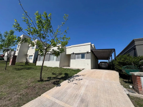 Casa 4 Amb Con Pileta Barrio Santa Elena Pilar Del Este