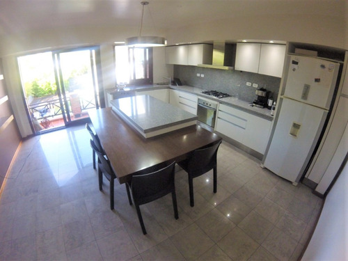 Imagen 4 de 14 de Chalet 7 Amb Con Fondo - Quincho - Pileta // Urquiza 256