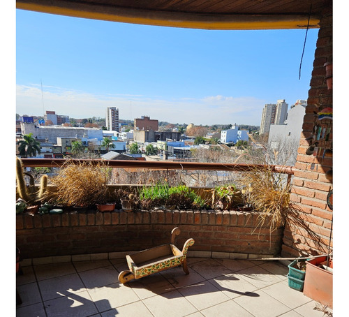 Excelente 2 Ambientes Con Vista Abierta Y Enorme Balcon Al Frente Mucha Luz Y Cochera