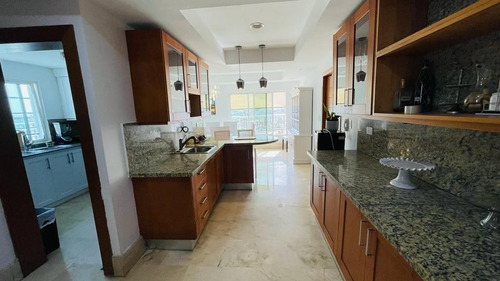 Apartamento Penthouse Amueblado En Alquiler En Evaristo Morales, Cercano A Sectores Como Piantini, Paraiso