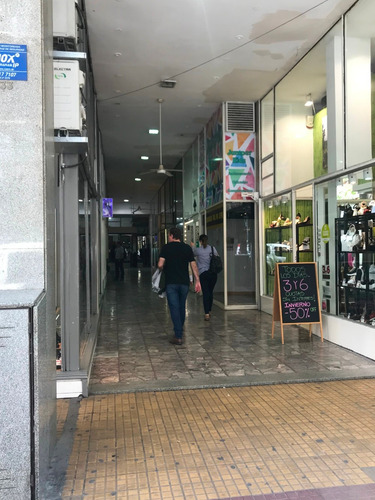 Imagen 2 de 10 de Local 48 Entre 7 Y 8 Galeria Geminix Local 19