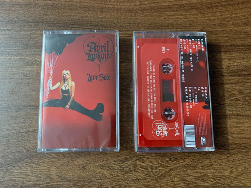 Avril Lavigne Love Sux Cassette Exclusivo Transparent Red