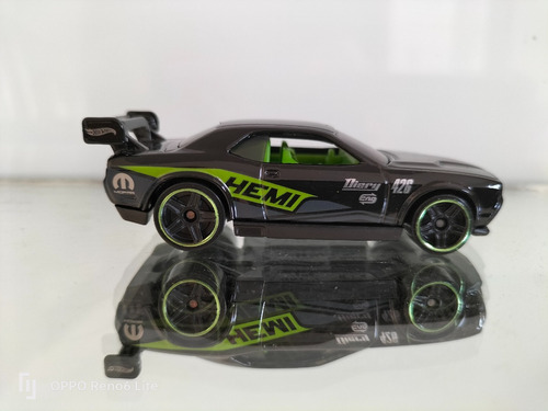 Dodge Challenger Drift Car Hemi Hot Wheels Esc. 1:64 Aprox