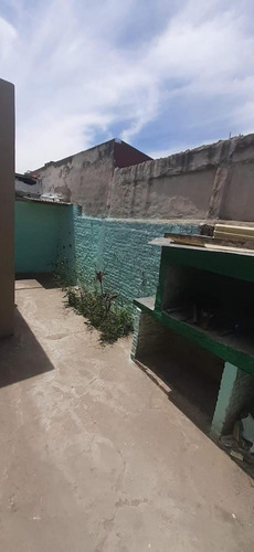 Casa En Venta - 2 Dormitorios 1 Baño - Cochera - 200mts2 - Lomas De Zamora