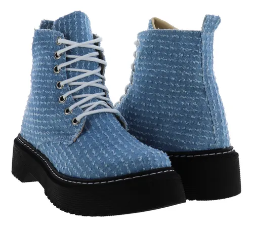 Mezclilla con botas sale