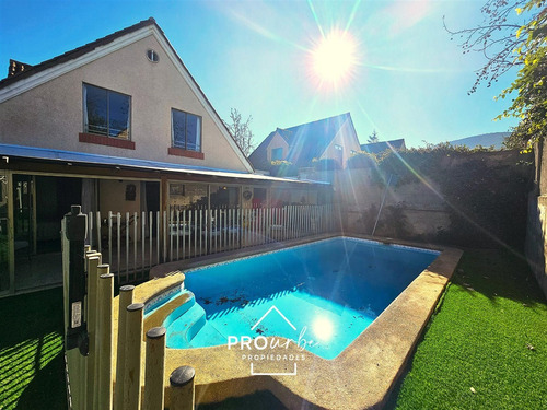 Amplia Casa Con Terraza Cerrada En Excelente Ubicación