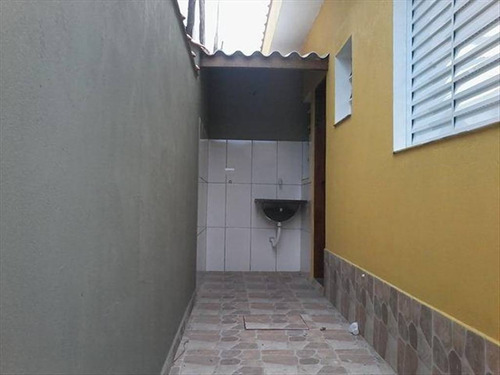 Imagem 12 de 30 de Imóvel Novo Tipo Casa Térrea Em Condominio Fechado Com Excelente Acabamento Com Azulejo Até O Teto Tanto Na Cozinha Como No Banheiro E Moldura De Gesso Nestes Dois Ambientes Janela De Alumínio Cor B