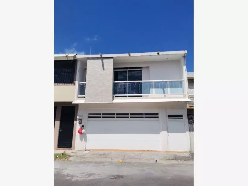 Casa Sola En Venta Fracc Hacienda Los Portales