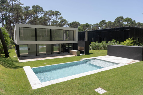 Casa En Punta Del Este. Venta Y/o Alquiler