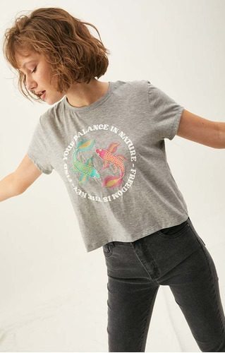 Imagen 4 de 5 de Remera Rimmel Rod Estampado De Peces Y Letras Para Mujer